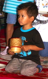 Kleine jongen die mediteert